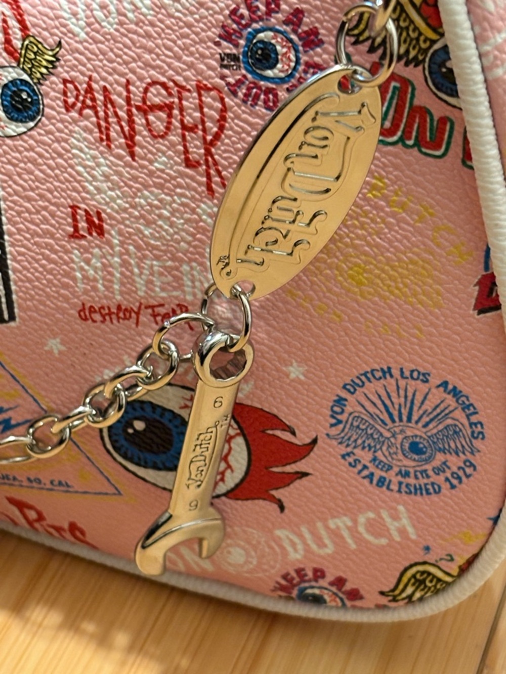 🆕 NWT Von Dutch Pink Jax Graphic Logo Shoulder Bag - Picture 8 of 8